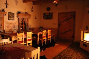 奥什恰德尼察Drevenica的一间带桌椅和门的用餐室