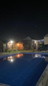 皮聪达Островок的夜间游泳池与房子