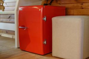 博德鲁姆Dolce Vita Luxury Bungalows的两个红白冰箱彼此相邻