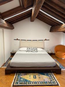 费拉拉Chez Madame的一间卧室配有一张床和地毯
