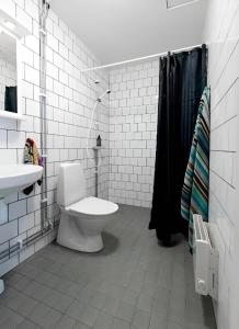 斯德哥尔摩Communia Hotel Residence的白色的浴室设有卫生间和水槽。