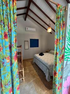 巴拉格兰德Chales Barra Grande的一间卧室配有一张床和一台电视。
