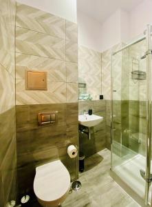 施韦特Ferienwohnung Karpe的浴室配有卫生间、淋浴和盥洗盆。