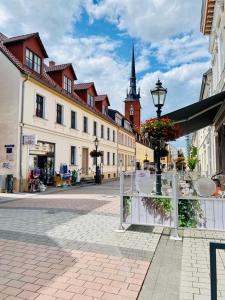 施韦特Ferienwohnung Karpe的街道,有建筑和街灯的城镇街道
