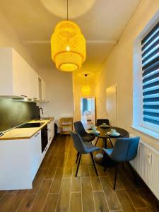 施韦特Ferienwohnung Karpe的一间带桌椅的厨房和一间用餐室