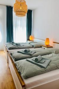 施韦特Ferienwohnung Karpe的一间卧室配有三张床和毛巾