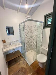 巴拉格兰德Chales Barra Grande的一间带玻璃淋浴和卫生间的浴室