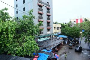 孟买Hotel Sai Inn的一条繁忙的城市街道,有高楼和人