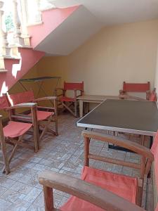 希俄斯New Village apartment的配有乒乓球桌和椅子的房间
