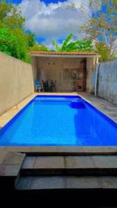 卡莫辛Ilha do amor的后院的一个大型蓝色游泳池