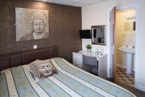 布莱克浦Pearl Hotel的一间设有一张头像的床的房间