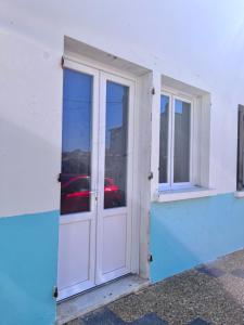 卡尔热斯Casa Monica , summer apartment的白色建筑上的白色门窗