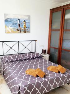 贝纳尔马德纳Benalmarina Sea View Apartments的一间卧室配有一张壁画床