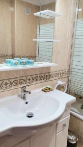 贝纳尔马德纳Benalmarina Sea View Apartments的浴室设有白色水槽和镜子