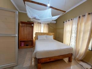 莫希Maili 6 Private Apartments的一间卧室配有床和带窗帘的窗户