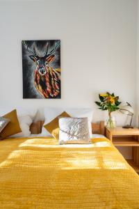 耶莱尼亚古拉Dom Krawca - pod Chojnikiem的卧室配有一张黄色的床,墙上挂着一幅画