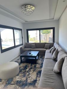 Jebel ZemzemVilla Marina Hills - Tamuda Bay的带沙发和咖啡桌的客厅