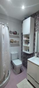 拉巴特Chambre haut standing的浴室配有白色卫生间和盥洗盆。