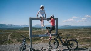 高尔Oset Fjellhotell的坐在镜子上两辆自行车旁的女人