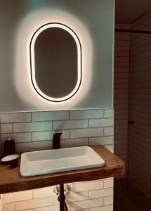 马克兰斯泰特Chalet Sch-l-afbock的浴室设有白色水槽和镜子