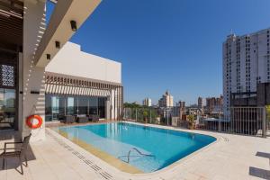 亚松森Crowne Plaza Asunción, an IHG Hotel的建筑物屋顶上的游泳池