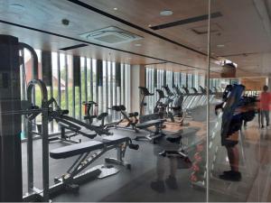 达沃市Mesatierra Garden Residences - Condo的健身房里装有一堆跑步机