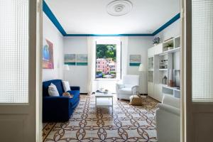 波托菲诺Blue by PortofinoHomes的客厅配有蓝色的沙发和两把椅子
