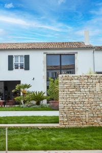 雷岛林滩Maisons 322 - La Flamboyante的白色的石墙房子