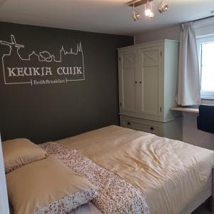 克伊克B&B Keukja Cuijk的一间卧室配有一张床和一个橱柜