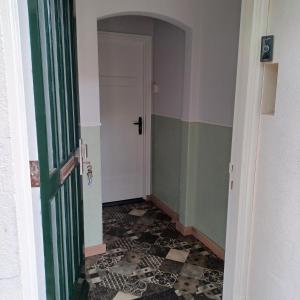 克伊克B&B Keukja Cuijk的走廊上设有门,铺有瓷砖地板