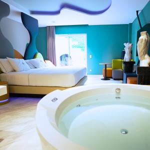 马德里Hotel Avenue - Lovely hotel的客房设有一张床和浴缸。