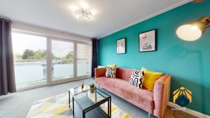 卡迪夫Stunning Cardiff City Apartment! Sleeps 8的带沙发和大窗户的客厅