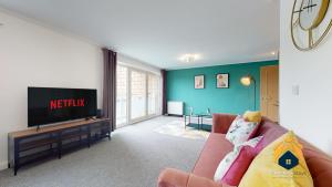 卡迪夫Stunning Cardiff City Apartment! Sleeps 8的带沙发和平面电视的客厅