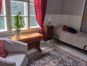 拉赫蒂Villa Anna的带沙发、床和窗户的客厅