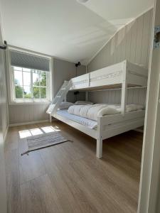 VestbyVestby Park的一间卧室设有两张双层床和一扇窗户。