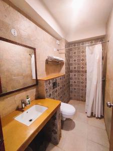 古尔冈The Angel Hotel & Suites near Medanta的浴室配有白色卫生间和盥洗盆。