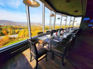 科纳布鲁克科纳布鲁克品质酒店的长长的用餐室配有长桌子和椅子