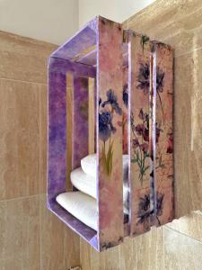 普林斯皮纳·特拉Agriturismo il Pianetto的浴室内墙上的镜子和毛巾
