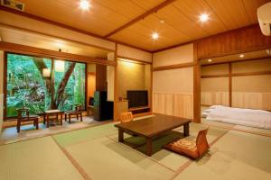 河津町Mizumari的客厅配有桌子和床。