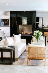 拉古纳海滩卡普里拉古娜海滩精品酒店的客厅配有白色沙发和壁炉