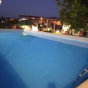 科米索Filuvespri的夜间大型蓝色游泳池