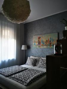 贝尔格莱德Apartman Jovana 2的一间卧室设有一张大床和一个窗户。
