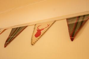 阿维莫尔The Shieling的挂在墙上的三根领带上一只鹿