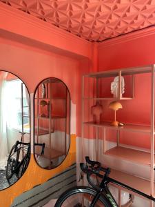 甘迪亚Apartamento No5的橙色的房间,配有自行车和镜子