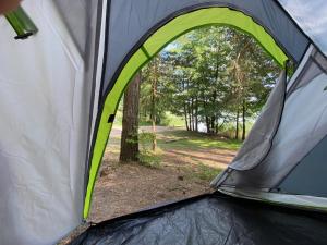 CimochowiznaOsada na Cyplu pole namiotowe i campingowe的门打开的帐篷