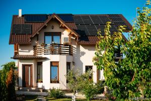 苏恰瓦Casa Dora的屋顶上设有太阳能电池板的房子
