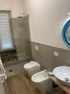 亚历山德里亚Residence savonarola的带淋浴、卫生间和盥洗盆的浴室