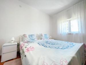 温克兰Dolce的白色的卧室设有床和窗户