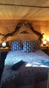 SurvilleLa Bohème的一间卧室设有一张木天花板床。