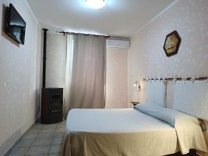 托雷斯港La Mezzanella Guesthouse的一间卧室配有一张床和一台电视